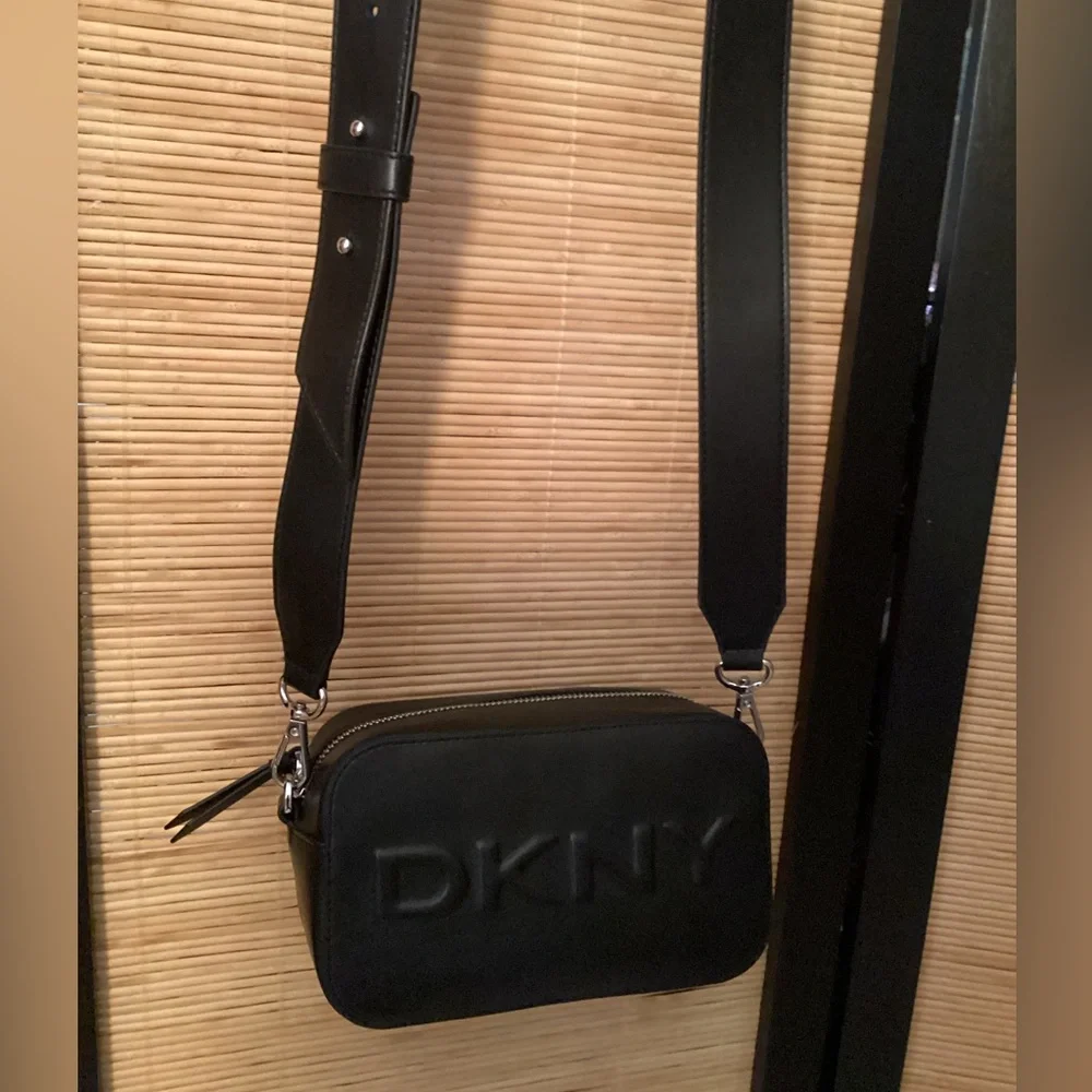 ♦️ DKNY Black Crossbody Camera Bag NWOT adjustable strap travel box style